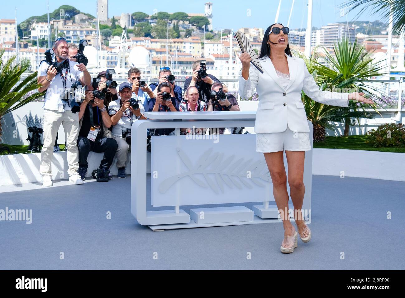 Cannes, Francia. 18th maggio 2022. Cannes, Francia, mercoledì, maggio. 18, 2022 - è visto alla Fotografia della Camera D'Or giuria durante il Festival del Cinema di Cannes 75th al Palais des Festivals et des Congrès de Cannes . Foto di Credit: Julie Edwards/Alamy Live News Foto Stock