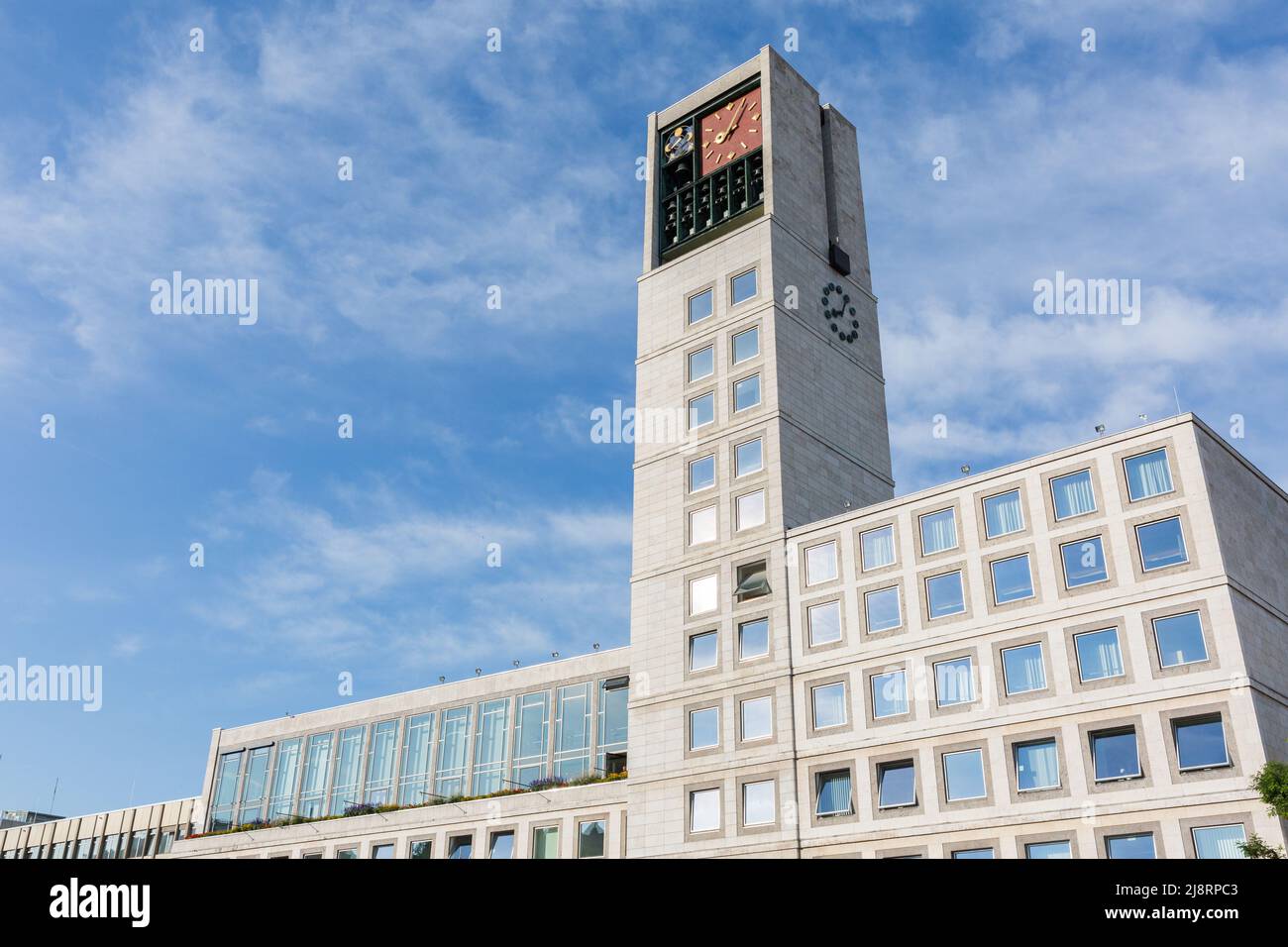 Stoccarda, Germania - 27 luglio 2021: Vista sullo Stuttgarter Rathaus (municipio) con cielo blu. Foto Stock