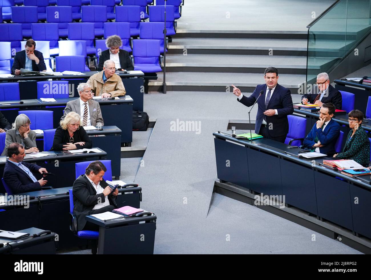 Berlino, Germania. 18th maggio 2022. Hubertus Heil (SPD), Ministro federale del lavoro e degli affari sociali, parla al Bundestag durante le interrogazioni al governo federale. Credit: Kay Nietfeld/dpa/Alamy Live News Foto Stock