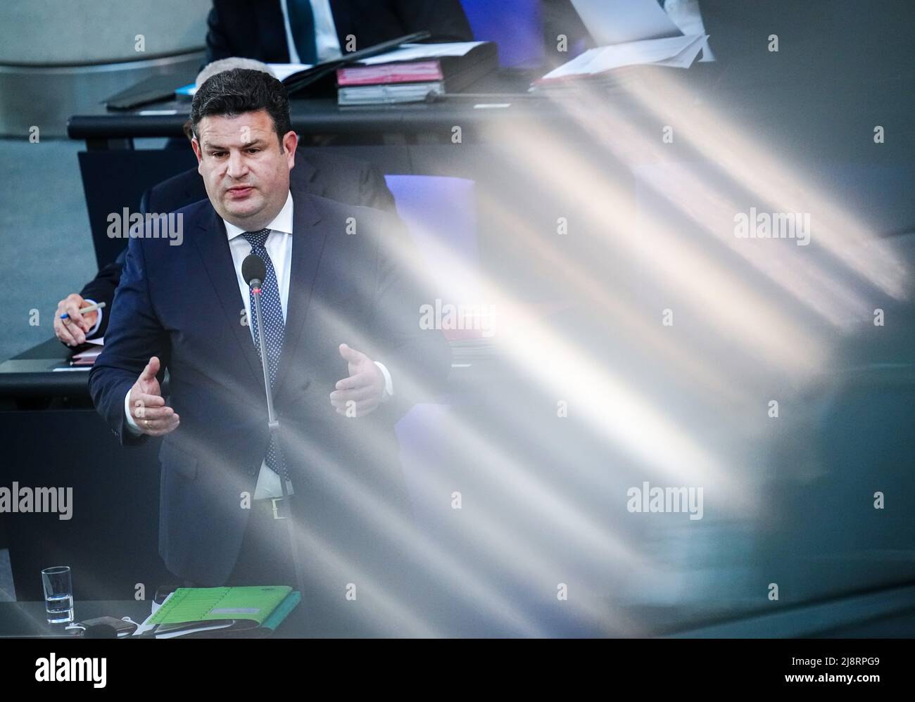 Berlino, Germania. 18th maggio 2022. Hubertus Heil (SPD), Ministro federale del lavoro e degli affari sociali, parla al Bundestag durante le interrogazioni al governo federale. Credit: Kay Nietfeld/dpa/Alamy Live News Foto Stock