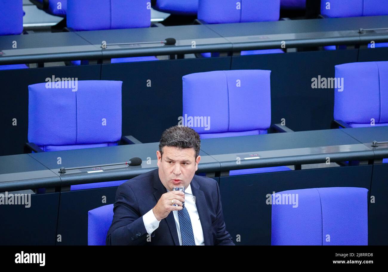 Berlino, Germania. 18th maggio 2022. Hubertus Heil (SPD), Ministro federale del lavoro e degli affari sociali, partecipa alla sessione del Bundestag che mette in discussione il governo federale. Credit: Kay Nietfeld/dpa/Alamy Live News Foto Stock