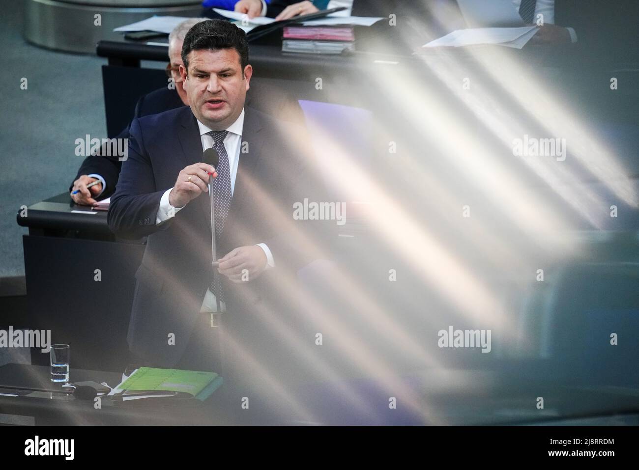 Berlino, Germania. 18th maggio 2022. Hubertus Heil (SPD), Ministro federale del lavoro e degli affari sociali, parla al Bundestag durante le interrogazioni al governo federale. Credit: Kay Nietfeld/dpa/Alamy Live News Foto Stock