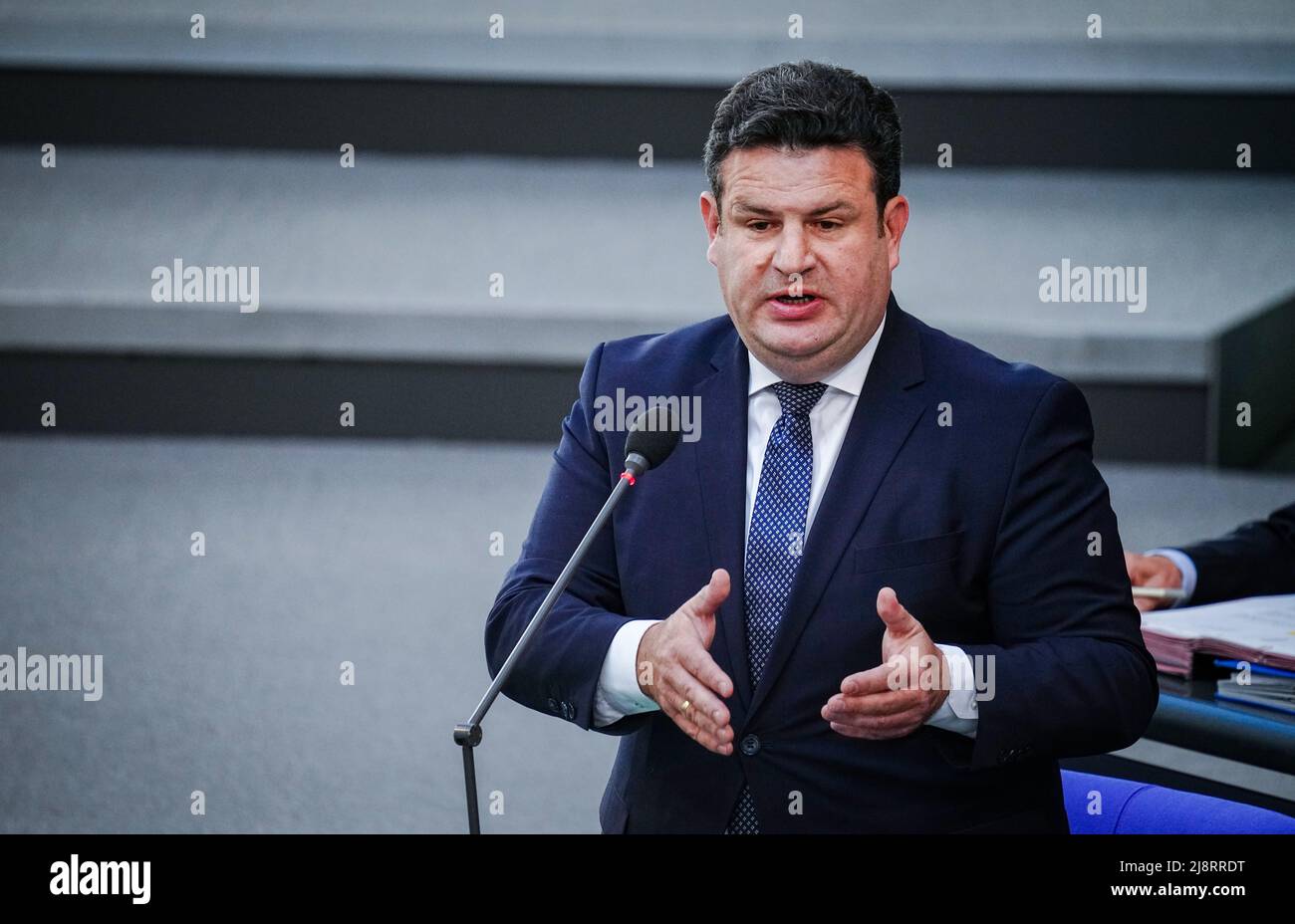 Berlino, Germania. 18th maggio 2022. Hubertus Heil (SPD), Ministro federale del lavoro e degli affari sociali, parla al Bundestag durante le interrogazioni al governo federale. Credit: Kay Nietfeld/dpa/Alamy Live News Foto Stock
