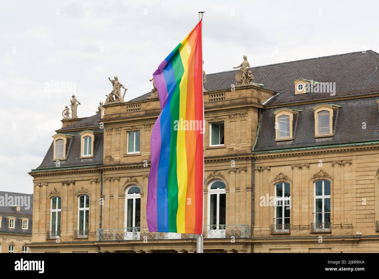 Stoccarda, Germania - 27 luglio 2021: Bandiera LGTB di fronte al Neues Schloss. Catturato poco prima dell'inizio della CSD Stuttgart 2021. Foto Stock