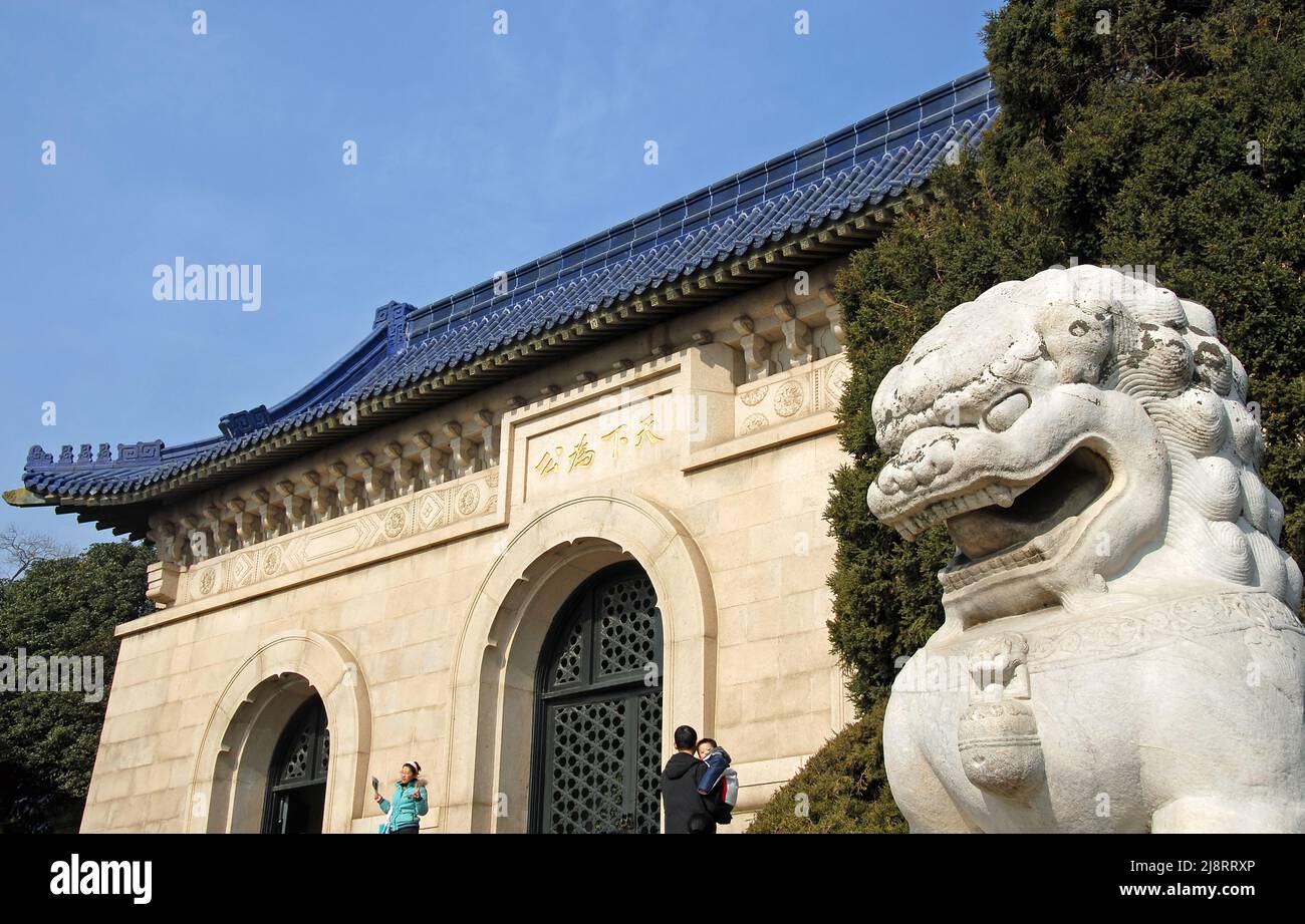 Nanjing, Provincia di Jiangsu, Cina: Mausoleo del Dr. Sun Yat Sen al Parco Nazionale della montagna di Zhongshan, Nanjing. Statua del Leone di fronte al cancello del mausoleo Foto Stock