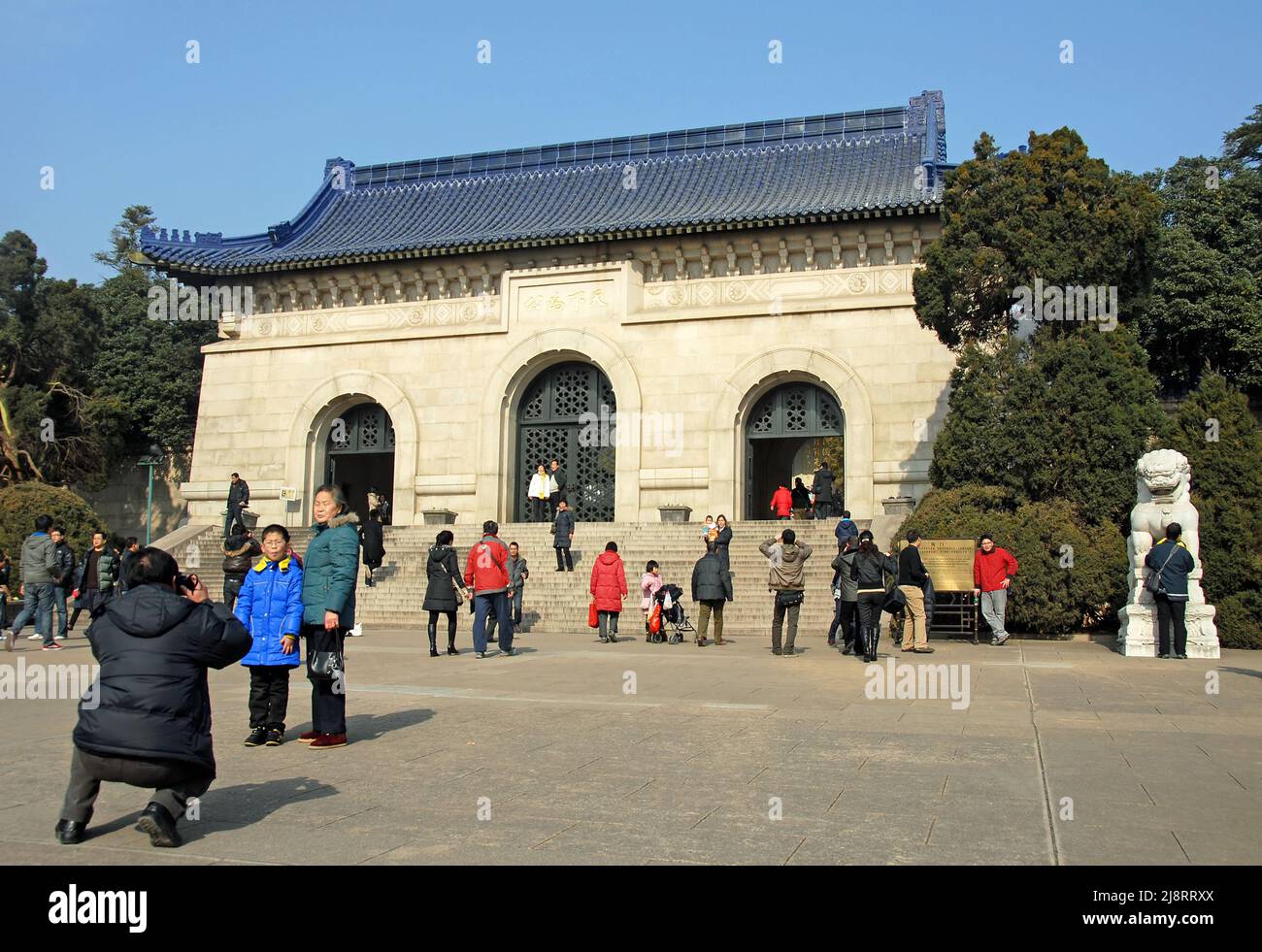 Nanjing, Provincia di Jiangsu, Cina: Mausoleo del Dr. Sun Yat Sen al Parco Nazionale della montagna di Zhongshan, Nanjing. Porta in marmo a tre archi al mausoleo. Foto Stock