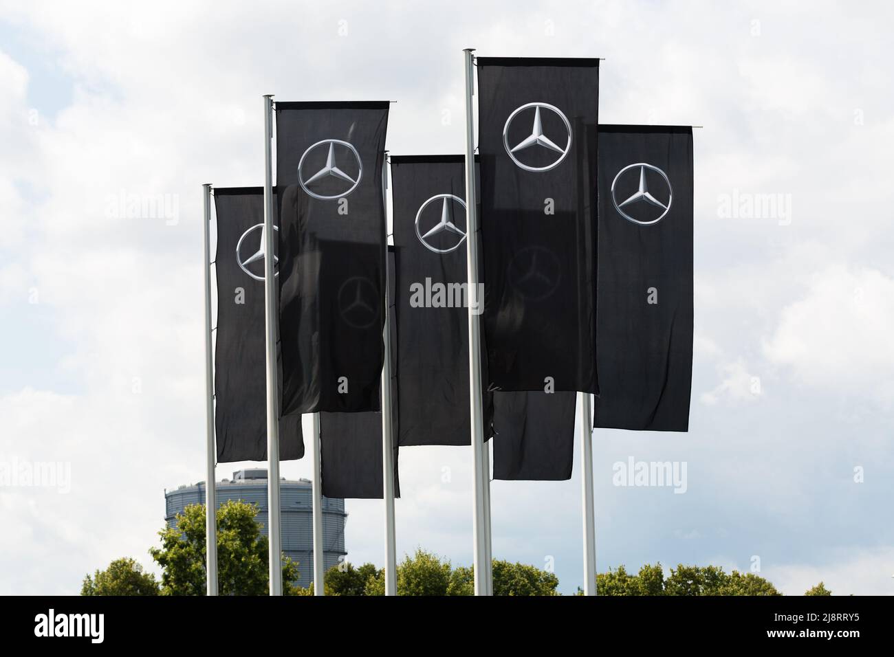 Stoccarda, Germania - 28 luglio 2021: Bandiere con la Mercedes Star (Mercedesstern) davanti alla sede di Daimler. Foto Stock