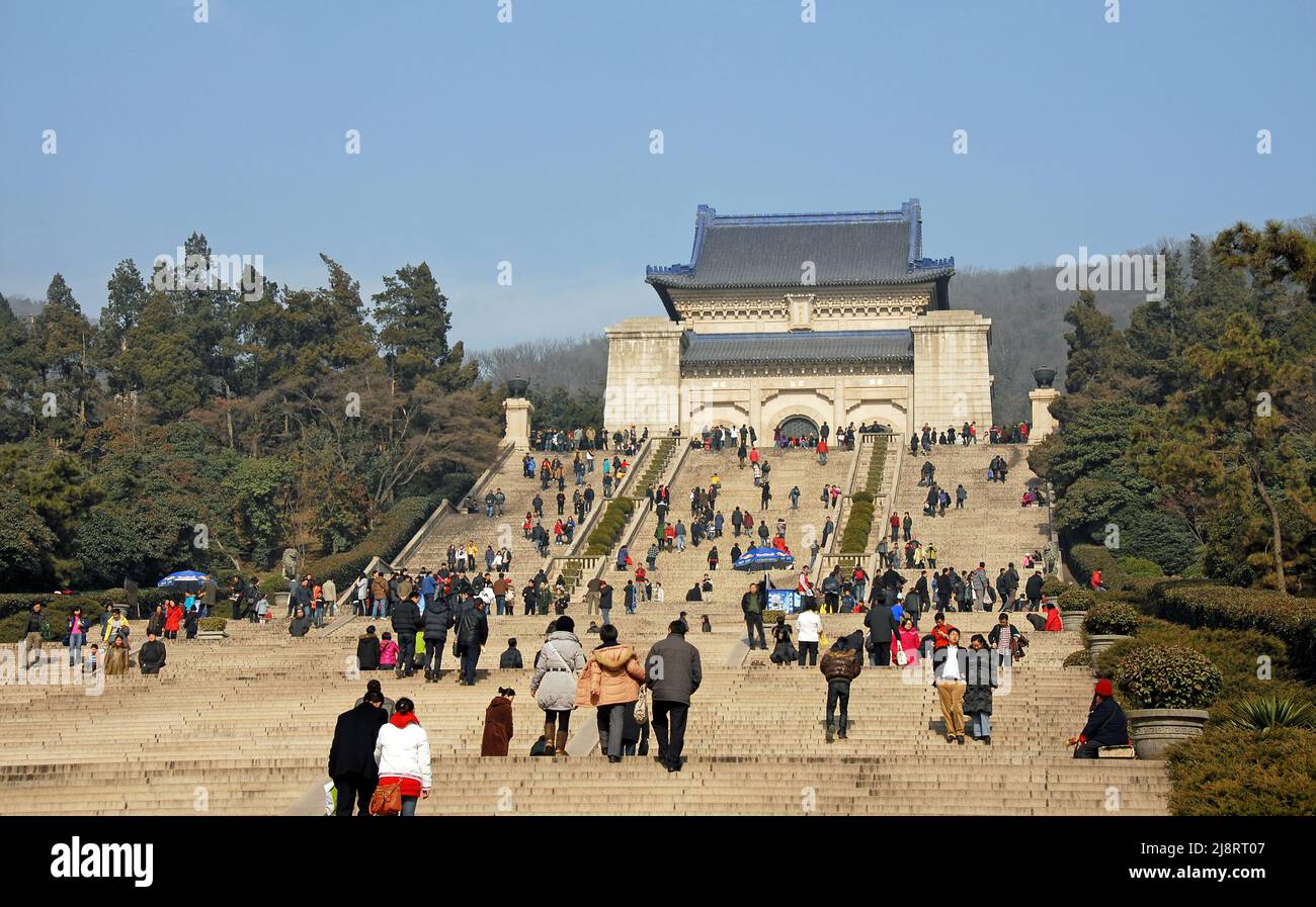 Nanjing, Provincia di Jiangsu, Cina: Mausoleo del Dr Sun Yat Sen, Parco Nazionale della montagna di Zhongshan, Nanjing. Persone sui gradini per la Sala sacrificale. Foto Stock