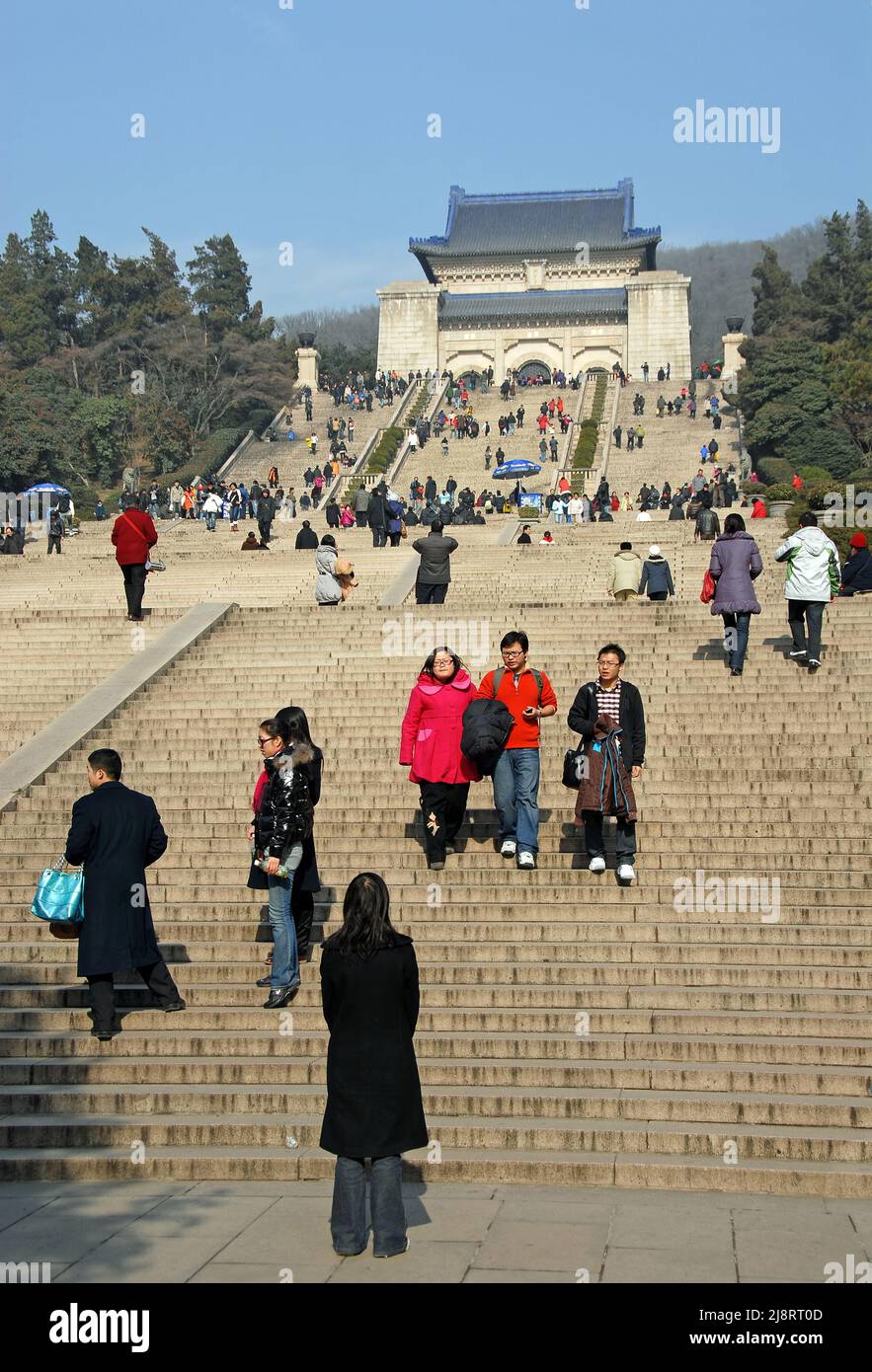 Nanjing, Provincia di Jiangsu, Cina: Mausoleo del Dr Sun Yat Sen, Parco Nazionale della montagna di Zhongshan, Nanjing. Persone sui gradini per la Sala sacrificale. Foto Stock