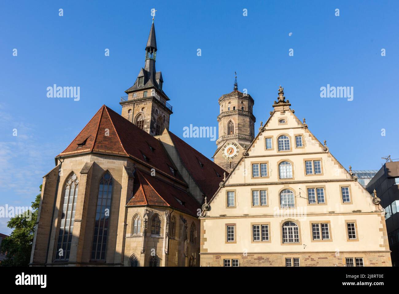 Stoccarda, Germania - 29 luglio 2021: Stiftskirche (a sinistra, chiesa collegiata) e Prinzenbau, situato in piazza Schiller di Stoccarda. Foto Stock