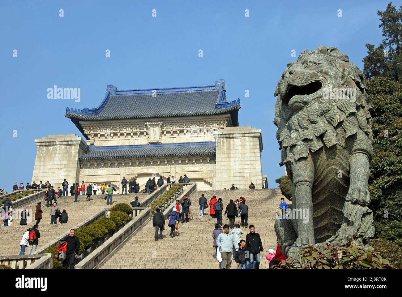 Nanjing, Jiangsu, Cina: Mausoleo del Dr. Sun Yat Sen al Parco Nazionale della montagna di Zhongshan, Nanjing. Statua del Leone di fronte alla Sala sacrificale. Foto Stock