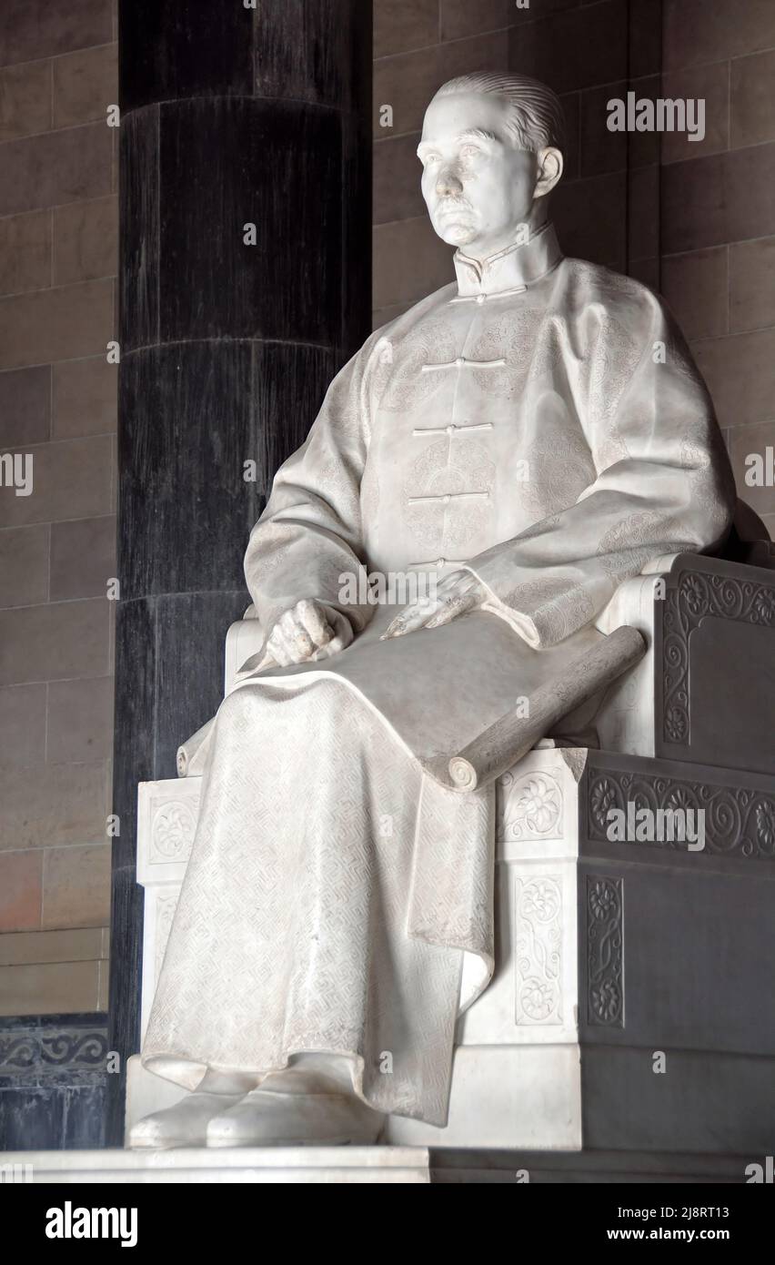 Nanjing, Jiangsu, Cina: Mausoleo del Dr. Sun Yat Sen al Parco Nazionale della montagna di Zhongshan, Nanjing. Statua del dottor Sun Yat Sen nella Sala sacrificale. Foto Stock