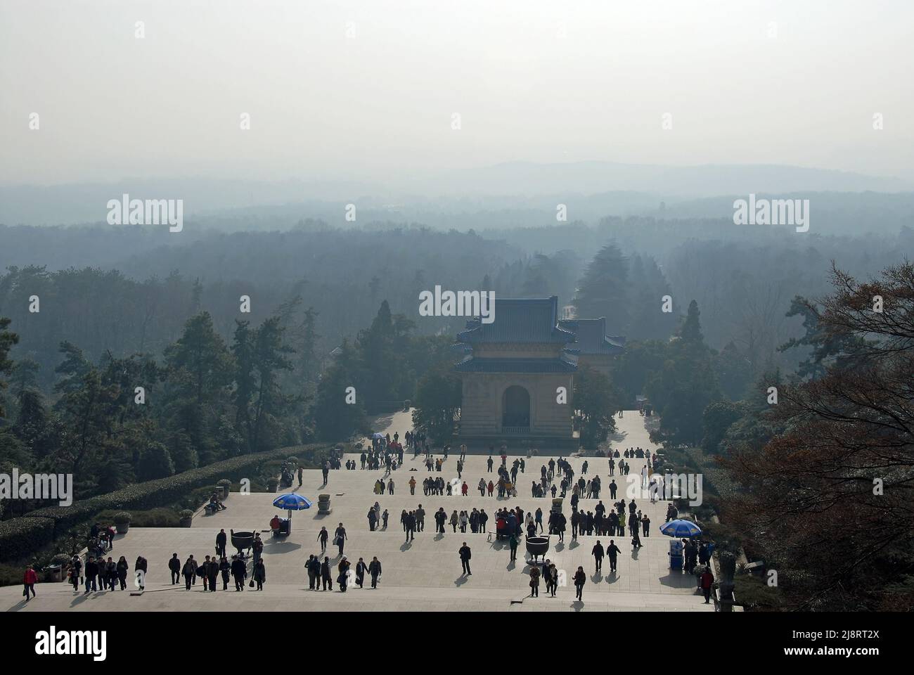 Nanjing, Provincia di Jiangsu, Cina: Mausoleo del Dr. Sun Yat Sen al Parco Nazionale della montagna di Zhongshan, Nanjing. Vista della passerella dalla Sala sacrificale. Foto Stock