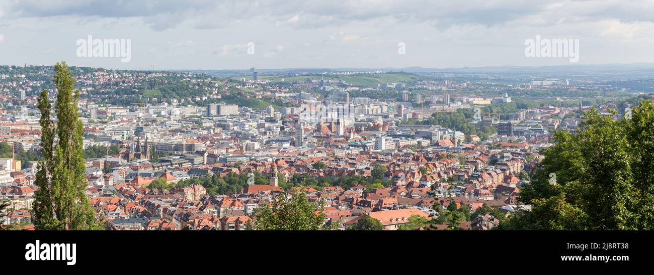 Stoccarda, Germania - 29 luglio 2021: Vista panoramica ad alto angolo sulla città di Stoccarda. Catturato al Wielandshöhe. Foto Stock