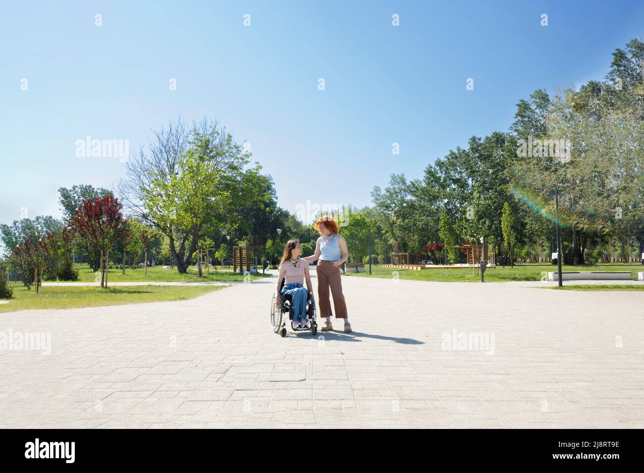 Chiudere amici diversi che parlano e si sostengono a vicenda e sviluppare ulteriormente la loro amicizia Foto Stock