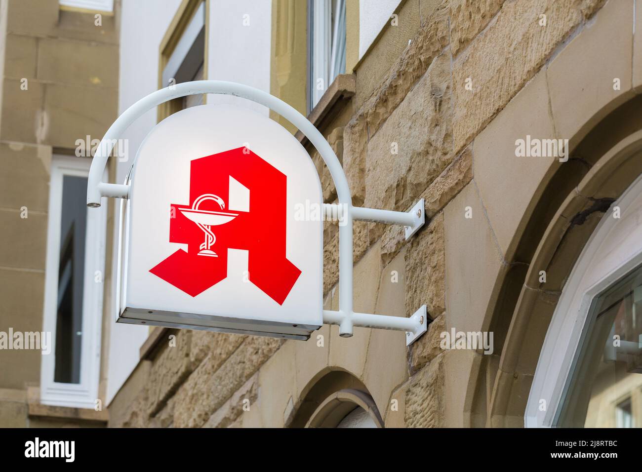 Stoccarda, Germania - 29 luglio 2021: Primo piano di un cartello Apotheke (farmacia). Simbolo per la salute, medicina e forniture mediche. Foto Stock