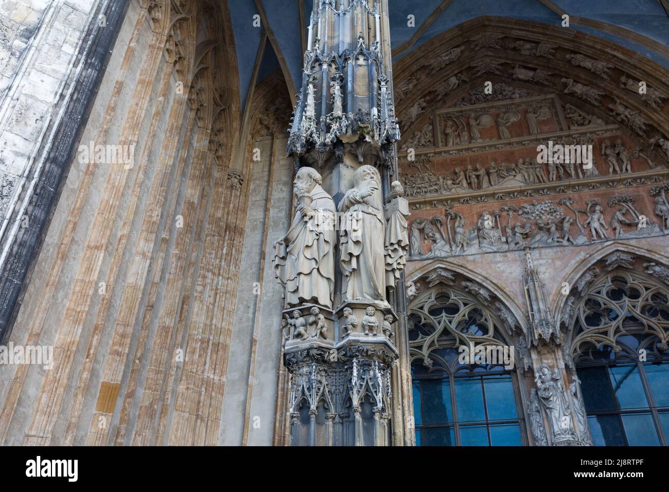 Ulm, Germania - 8 agosto 2021: Vista sulle sculture sul lato sinistro del portale principale della Cattedrale di Ulm. Foto Stock