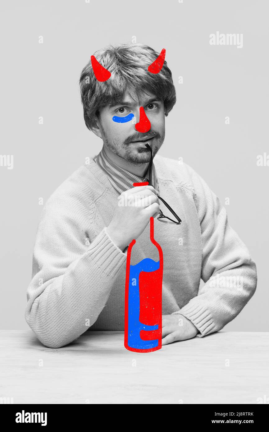 Opere d'arte contemporanea. Ritratto monocromatico del giovane uomo strano con disegni luminosi, scarabocchi. Concetto di arte, creazione, aspirazione, umorismo, caricatura Foto Stock