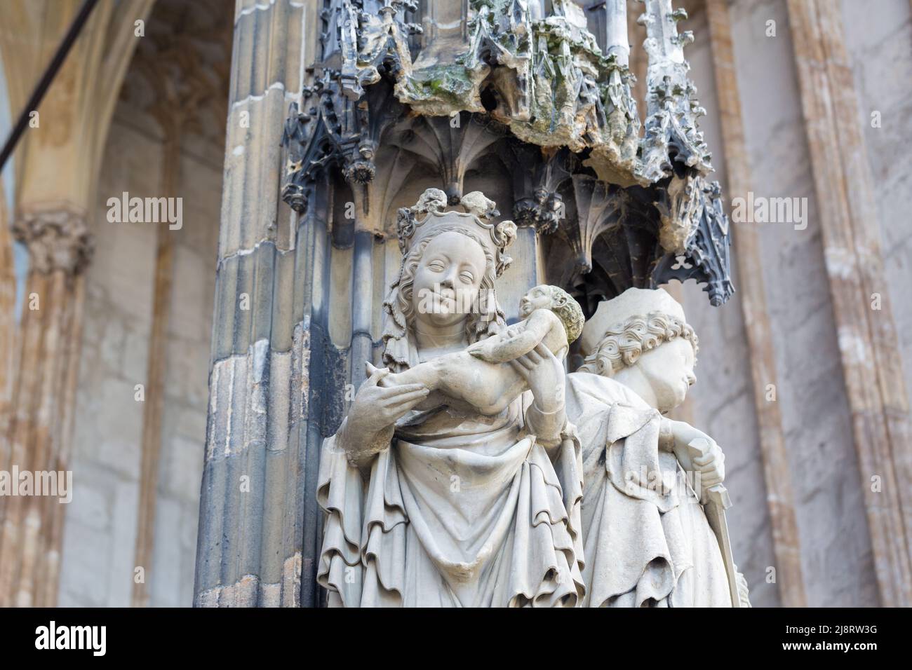 Ulm, Germania - 8 agosto 2021: Primo piano di una statua di Maria con Gesù neonato presso il portale principale della Cattedrale di Ulm. Foto Stock