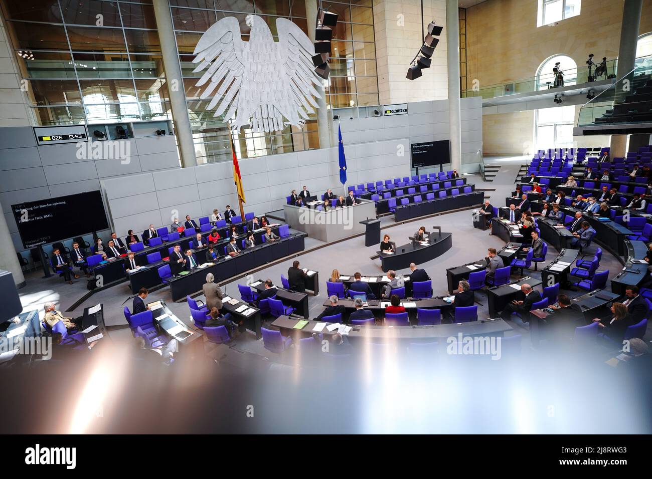 Berlino, Germania. 18th maggio 2022. Hubertus Heil (sinistra del banco di governo, SPD), ministro federale del lavoro e degli affari sociali, parla al Bundestag durante le interrogazioni al governo federale. Credit: Kay Nietfeld/dpa/Alamy Live News Foto Stock