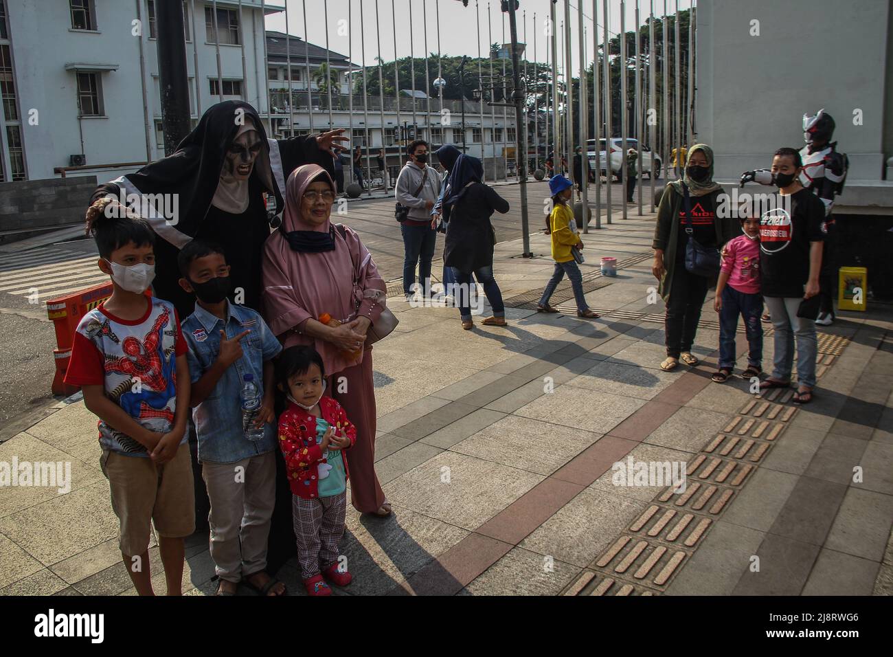 Bandung, Giava Occidentale, Indonesia. 18th maggio 2022. La donna è vista scattare una foto con coscrostayer come costume fantasma il 18 maggio 2022 a Bandung, Indonesia. Il governo ha deciso di rilassare il requisito della maschera in luoghi aperti senza folle e lasciare la regola di test per i viaggiatori nazionali e stranieri, il presidente Joko Widodo ha annunciato che segna il significativo miglioramento del paese nella gestione della pandemia di Covid-19. (Credit Image: © aggi Fabbri Sugita/ZUMA Press Wire) Foto Stock