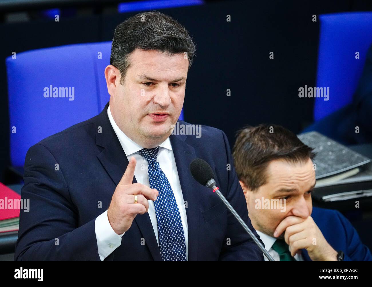 Berlino, Germania. 18th maggio 2022. Hubertus Heil (SPD), Ministro federale del lavoro e degli affari sociali, parla al Bundestag durante le interrogazioni al governo federale. Credit: Kay Nietfeld/dpa/Alamy Live News Foto Stock