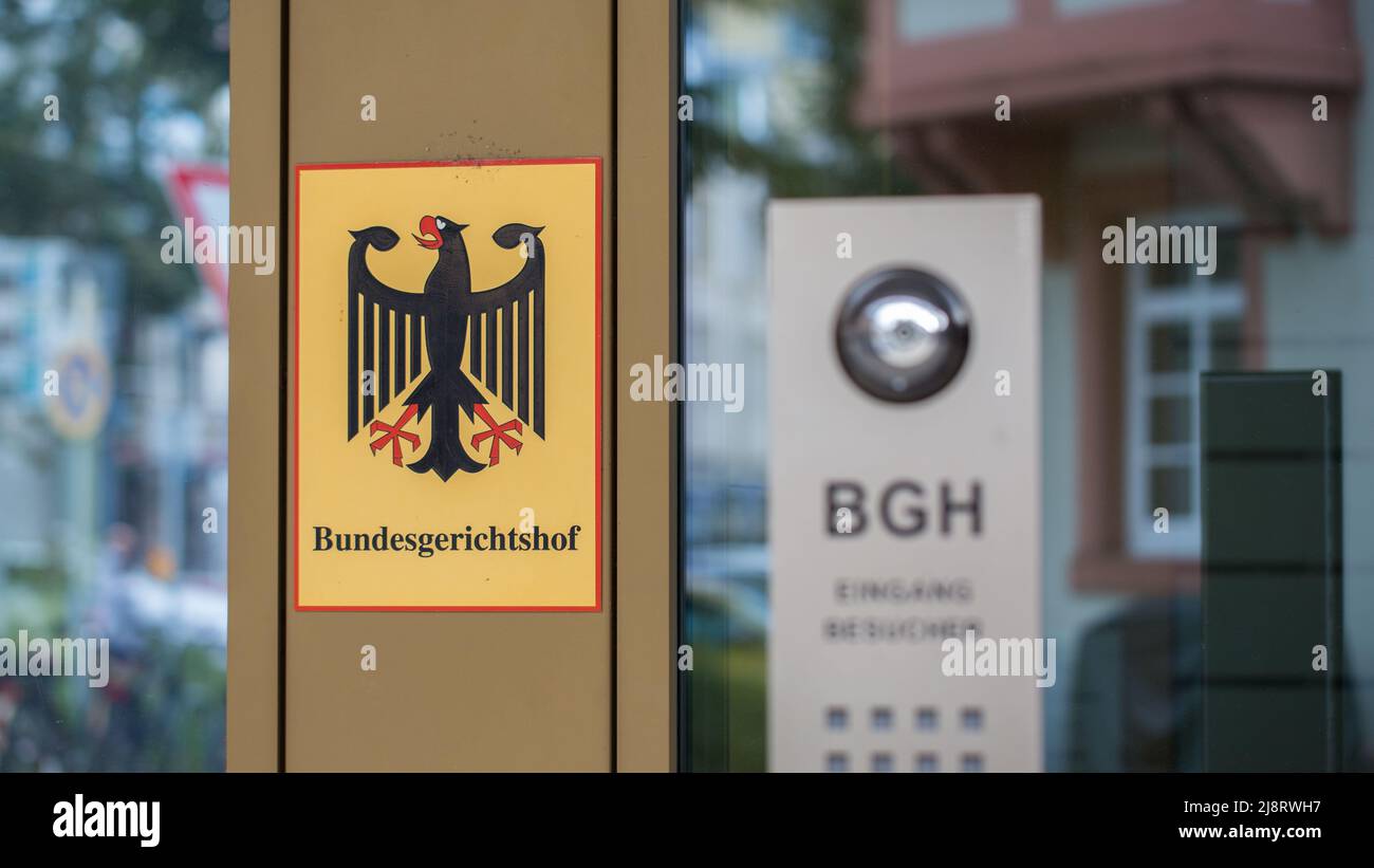 Karlsruhe, Germania - 28 agosto 2021: Segno Bundesgerichtshof (Corte federale tedesca di giustizia) all'ingresso dell'edificio principale. In primo piano Th Foto Stock