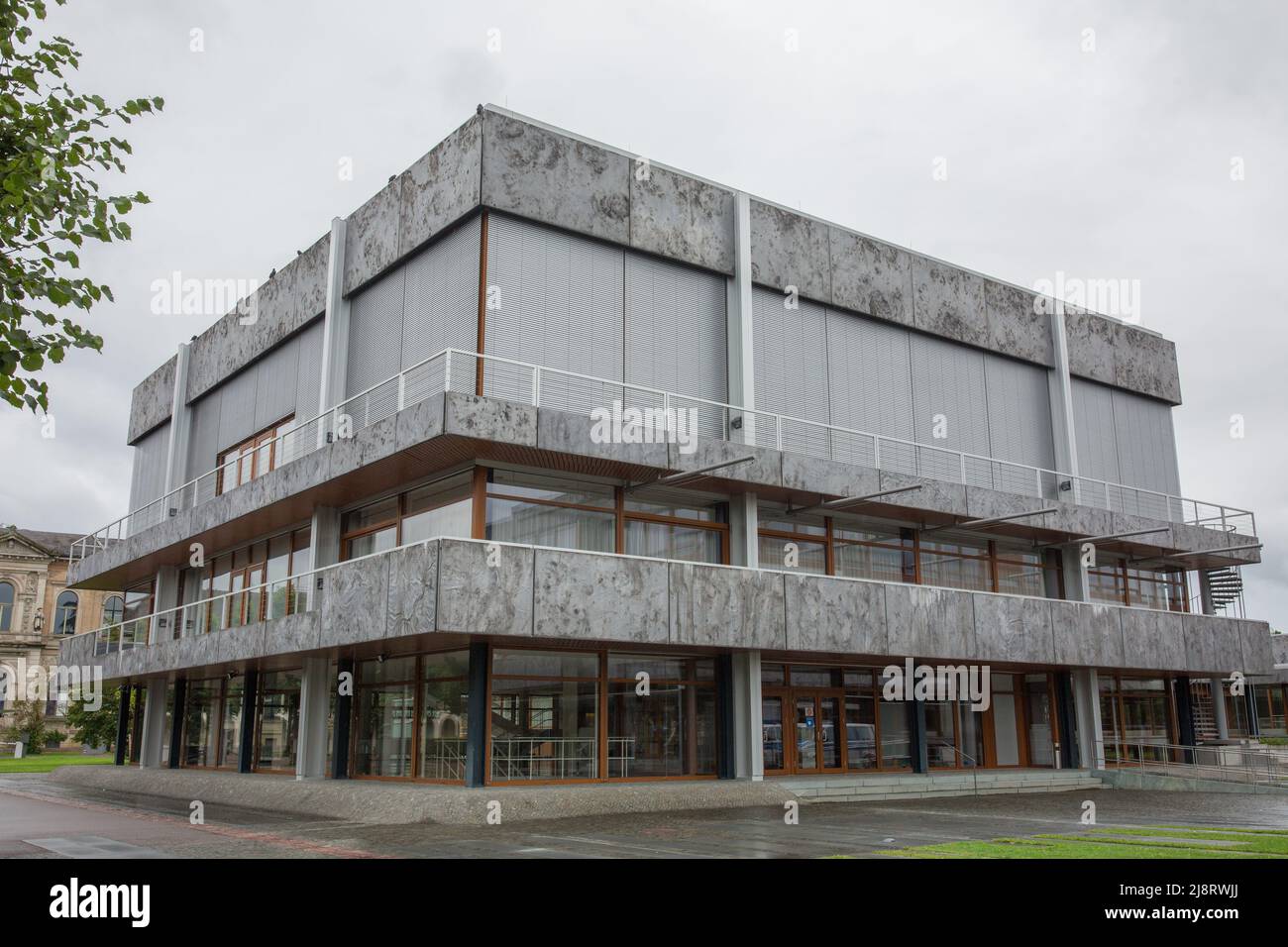 Karlsruhe, Germania - 29 agosto 2021: Vista sull'edificio principale del Bundesverfassungsgericht (Corte costituzionale federale tedesca). Simbolo per jus Foto Stock