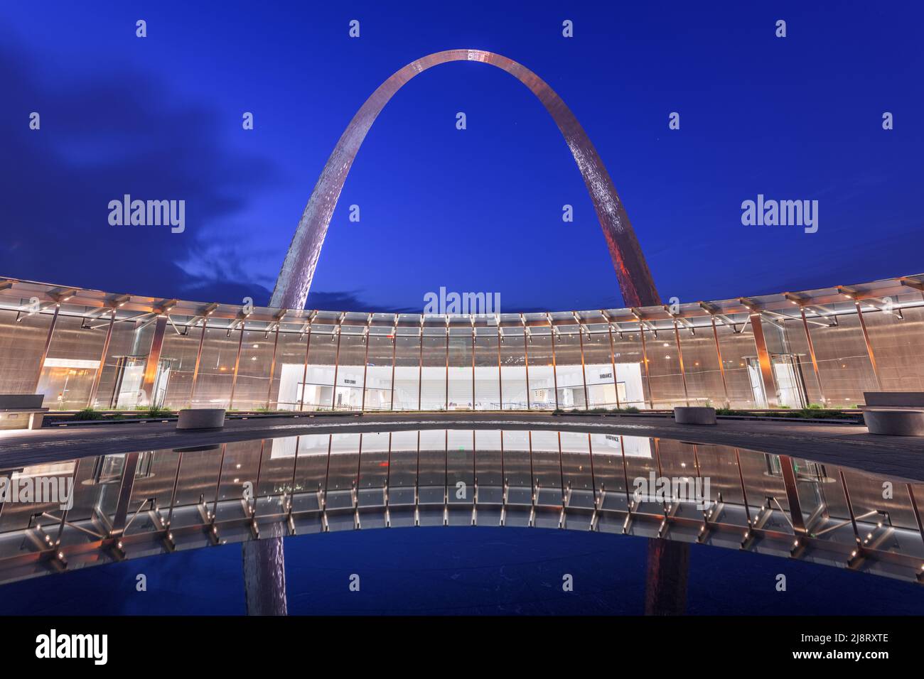 ST. LOUIS, MISSOURI - 25 AGOSTO 2018: Il Gateway Arch e il Centro visitatori nel Gateway Arch National Park all'alba. Foto Stock
