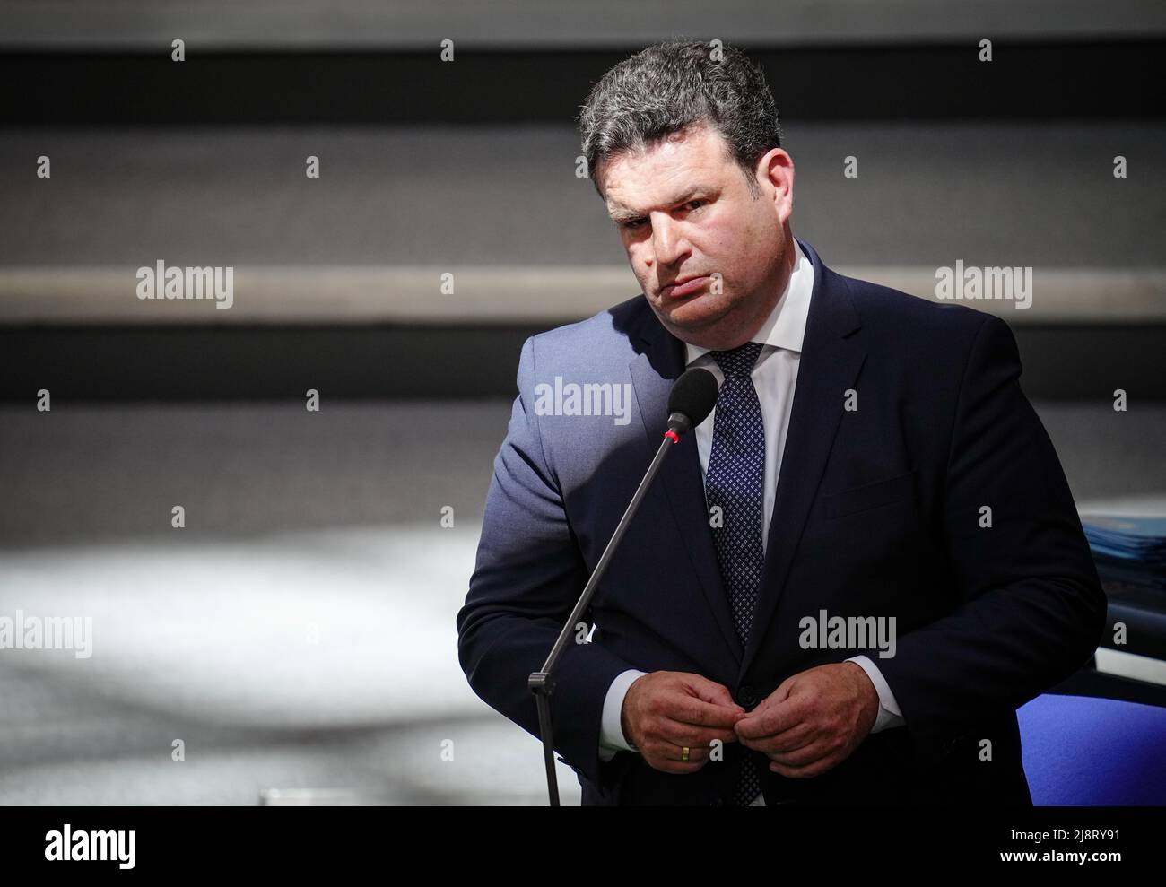 Berlino, Germania. 18th maggio 2022. Hubertus Heil (SPD), Ministro federale del lavoro e degli affari sociali, parla al Bundestag durante le interrogazioni al governo federale. Credit: Kay Nietfeld/dpa/Alamy Live News Foto Stock