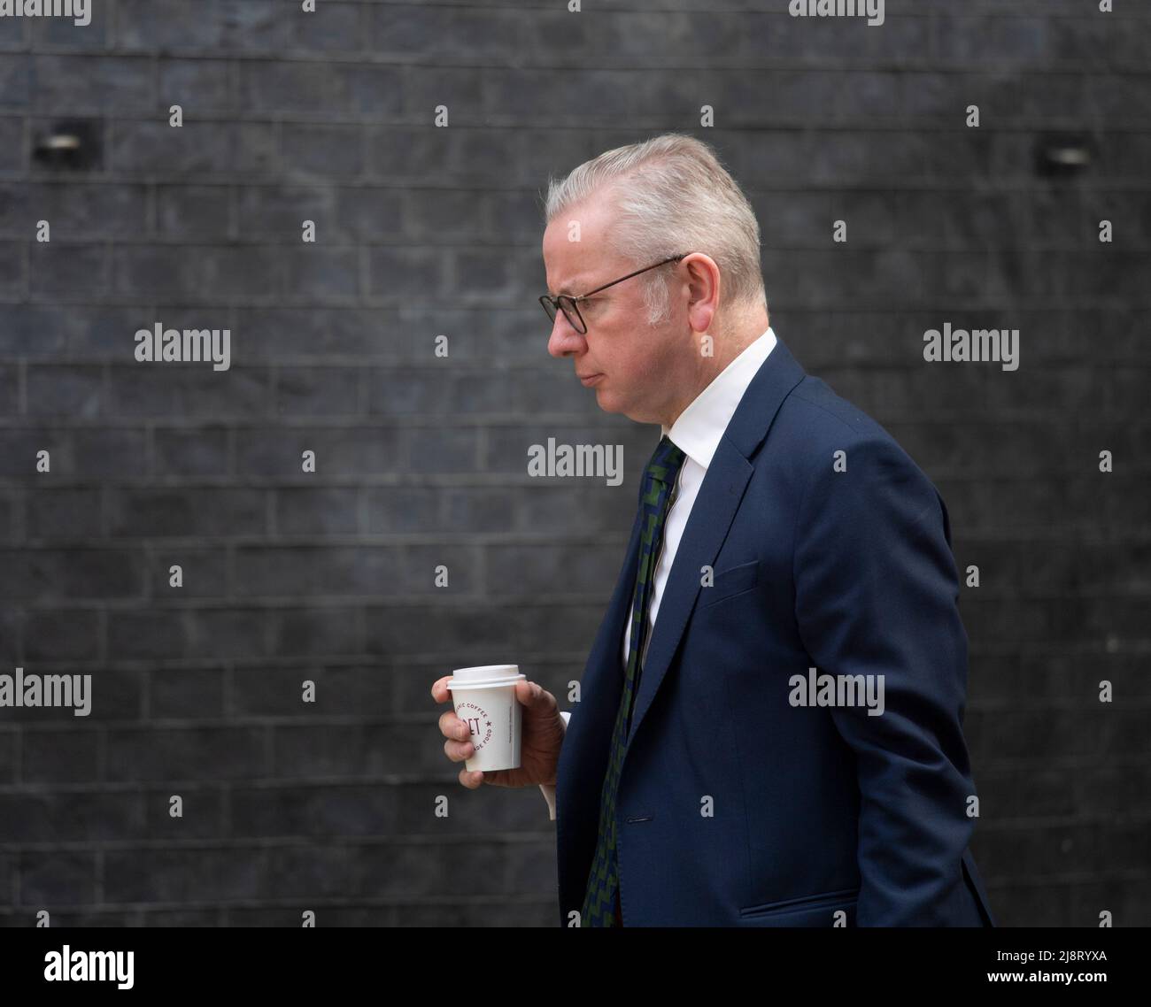 Downing Street, Londra, Regno Unito. 18 maggio 2022. Michael Gove MP, Segretario di Stato per Leveling Up, Housing & Communities, Ministro per le Relazioni intergovernative arriva a Downing Street per la riunione pre-PMQ tenendo un caffè Pret. Credit: Malcolm Park/Alamy Live News. Foto Stock