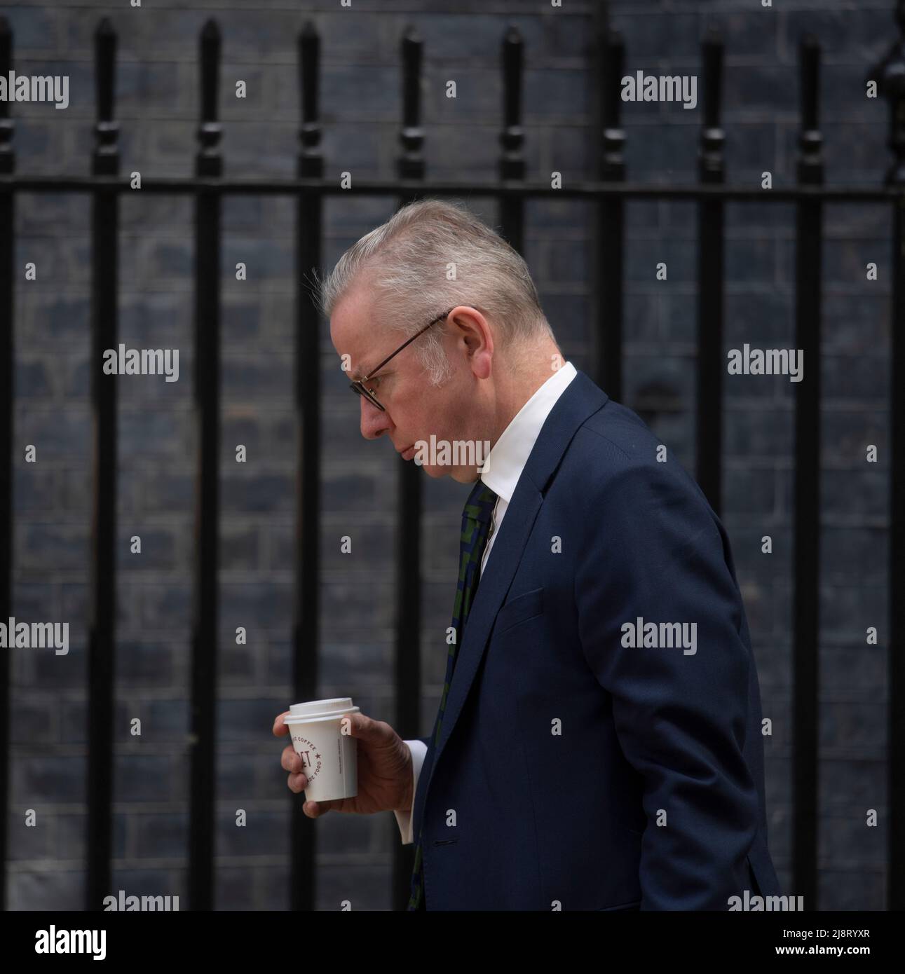Downing Street, Londra, Regno Unito. 18 maggio 2022. Michael Gove MP, Segretario di Stato per Leveling Up, Housing & Communities, Ministro per le Relazioni intergovernative arriva a Downing Street per la riunione pre-PMQ tenendo un caffè Pret. Credit: Malcolm Park/Alamy Live News. Foto Stock