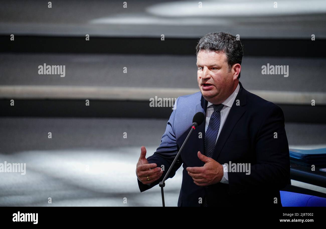 Berlino, Germania. 18th maggio 2022. Hubertus Heil (SPD), Ministro federale del lavoro e degli affari sociali, parla al Bundestag durante le interrogazioni al governo federale. Credit: Kay Nietfeld/dpa/Alamy Live News Foto Stock