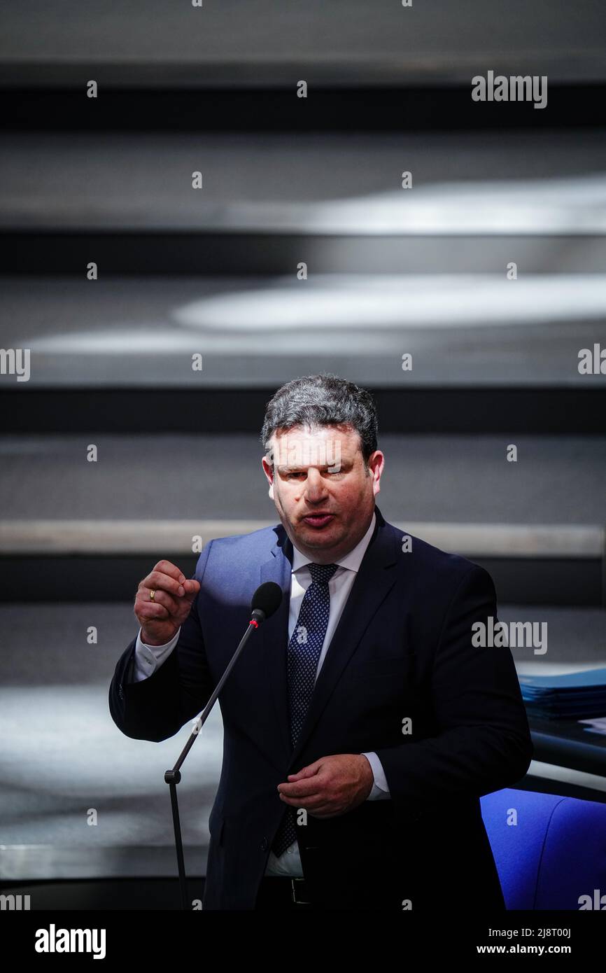 Berlino, Germania. 18th maggio 2022. Hubertus Heil (SPD), Ministro federale del lavoro e degli affari sociali, parla al Bundestag durante le interrogazioni al governo federale. Credit: Kay Nietfeld/dpa/Alamy Live News Foto Stock