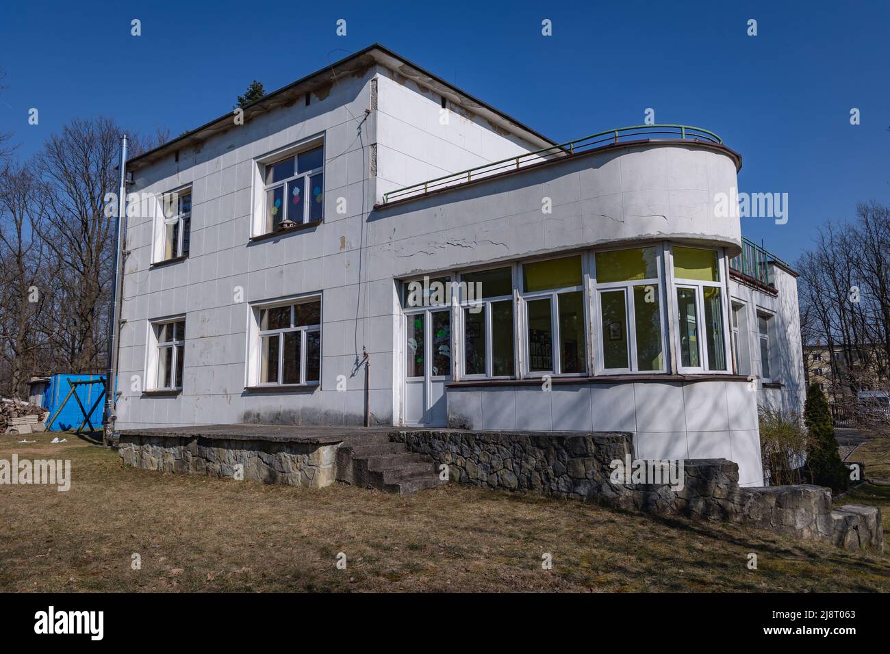 Stile modernista la cosiddetta Villa Bianca chiamata anche Paulusowka accanto alla fabbrica di munizioni nella città di Nowa Deba nella Voivodata Subcarpathiana della Polonia Foto Stock