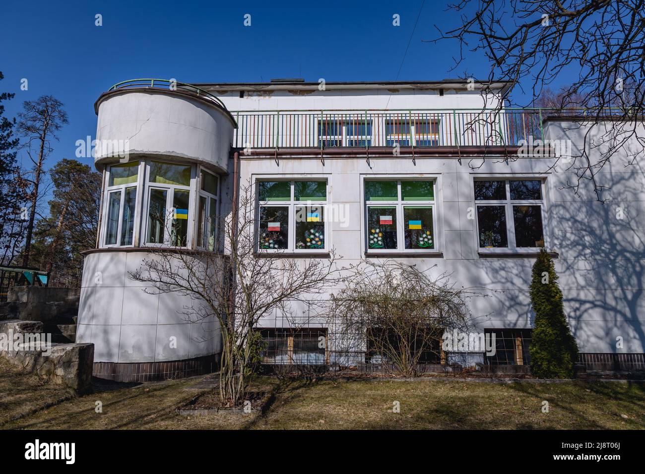 Stile modernista la cosiddetta Villa Bianca chiamata anche Paulusowka accanto alla fabbrica di munizioni nella città di Nowa Deba nella Voivodata Subcarpathiana della Polonia Foto Stock