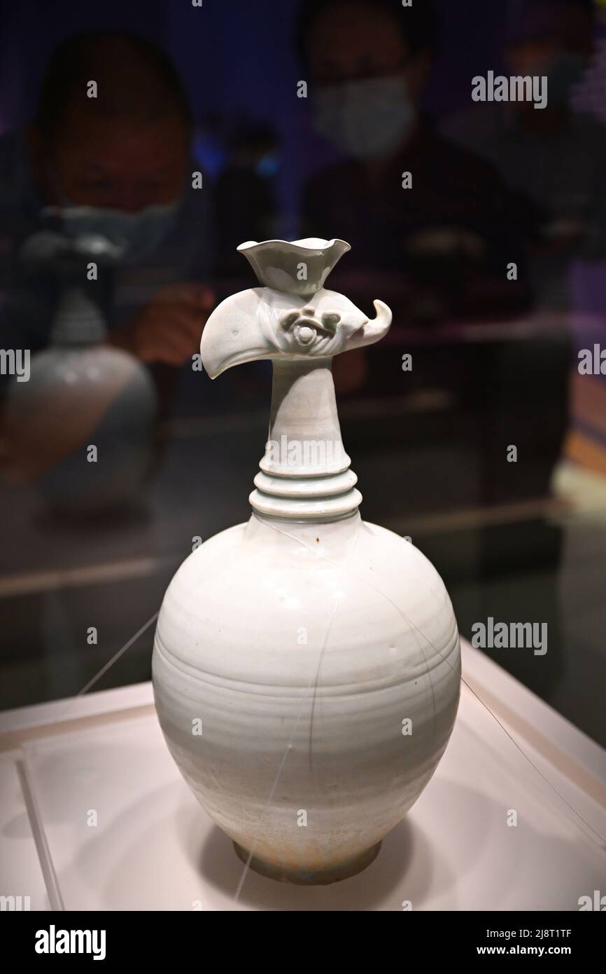 Haikou, la provincia cinese di Hainan. 18th maggio 2022. Una porcellana a forma di testa di phoenix della dinastia Song (960-1279) è esposta al Museo Hainan di Haikou, nella provincia di Hainan nella Cina meridionale, il 18 maggio 2022. Il 18 maggio segna la Giornata Internazionale del Museo. Una mostra che mette in evidenza le reliquie culturali a forma di animali aperta mercoledì al pubblico al Museo Hainan di Haikou. Durante la mostra sono esposte fino a 150 reliquie culturali a tema animale. Credit: Guo Cheng/Xinhua/Alamy Live News Foto Stock