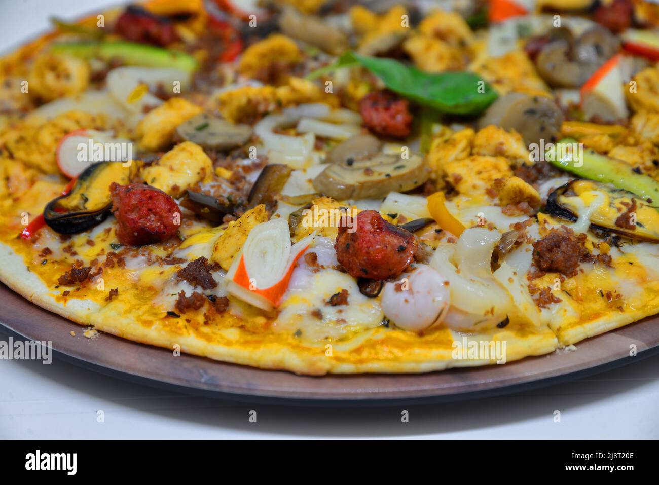 Salsiccia di pollo e pizza di pesce. Isolato su sfondo bianco Foto Stock