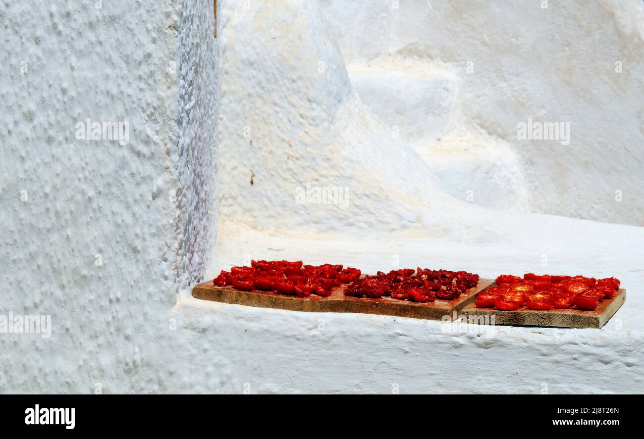 Vassoi di pomodori rossi da asciugare al sole per uso alimentare nel villaggio di Oia, Grecia Foto Stock