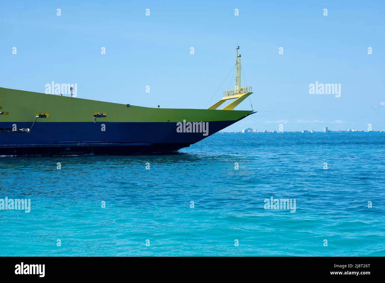 Vista della prua di un traghetto a vela nel Mar dei Caraibi, trasporto, spedizione, barca Foto Stock