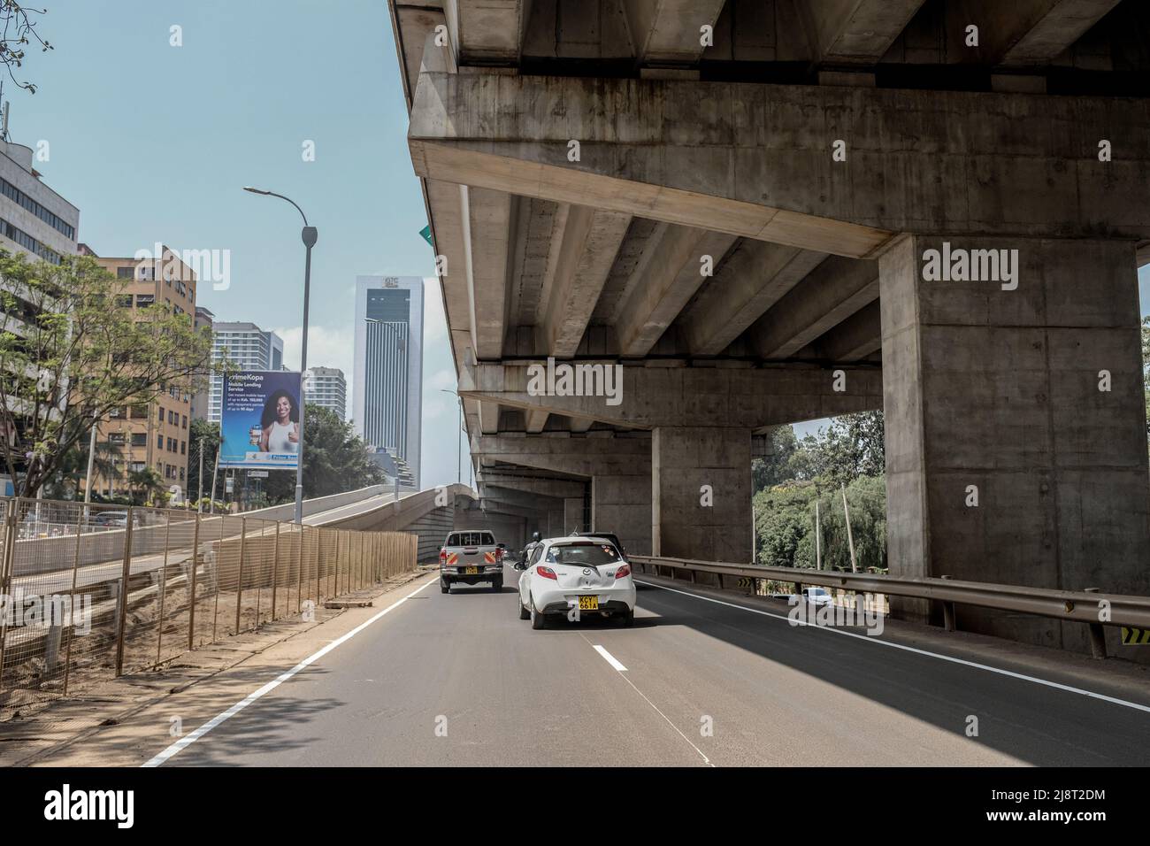 Nairobi, Kenya. 14th maggio 2022. Gli automobilisti passano la nuova superstrada di Nairobi. Il 14th maggio 2022, durante il lancio ufficiale della Nairobi Expressway, la maggior parte degli automobilisti keniani è stata autorizzata a utilizzare la superstrada che nel tempo ridurrà i peggiori casi di congestione del traffico mai visti. Gli automobilisti sono autorizzati a pagare tramite la riscossione manuale dei pedaggi o la riscossione elettrica dei pedaggi per guidare attraverso la strada. La strada sarà gestita da Moja Expressway, una filiale di China Road e Bridge Corporation per i prossimi 27 anni. Credit: SOPA Images Limited/Alamy Live News Foto Stock