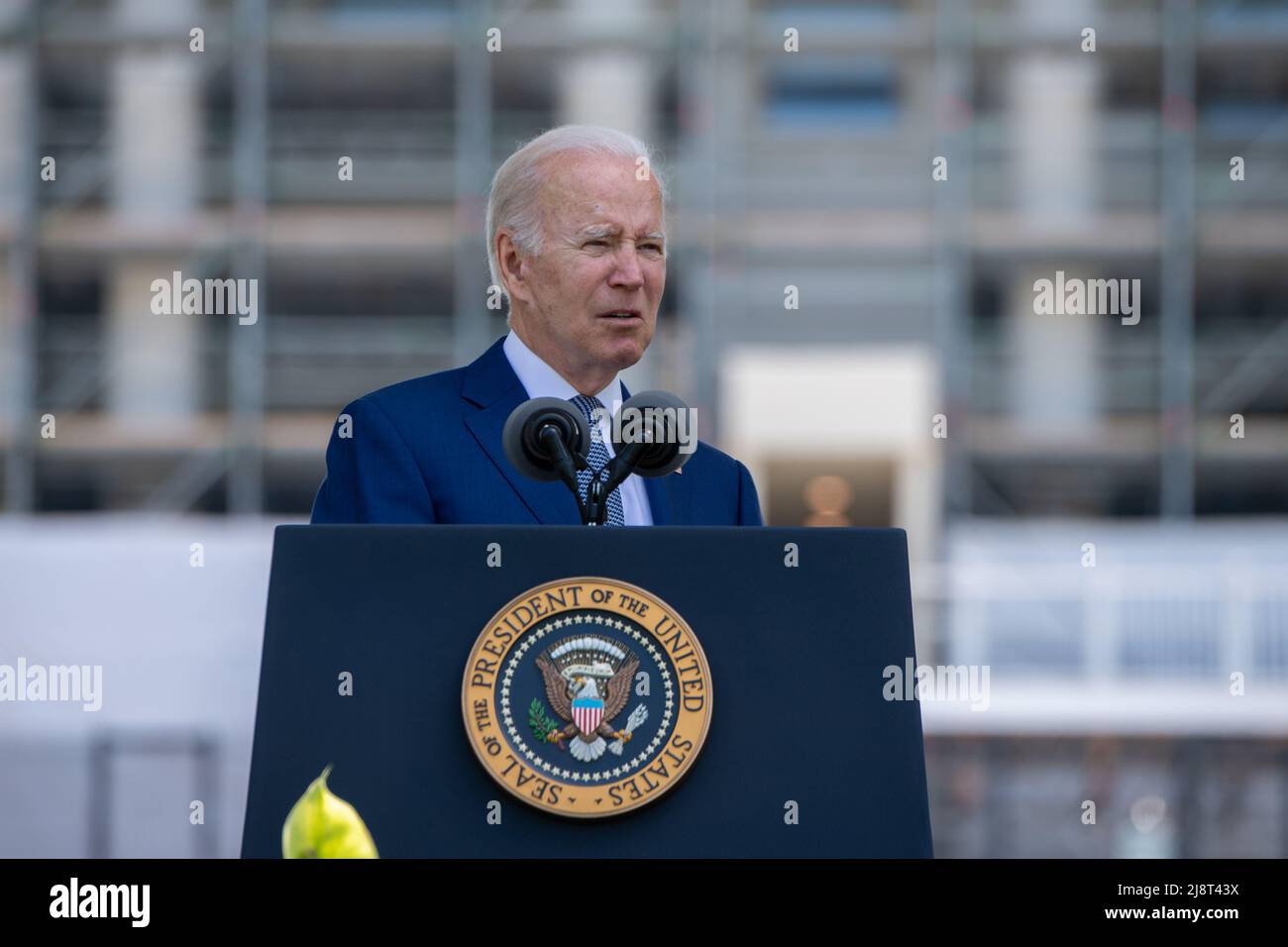 Washington, Stati Uniti d'America. 15 maggio 2022. Il presidente degli Stati Uniti Joe Biden, consegna le osservazioni ad un evento che onora gli ufficiali caduti dell'applicazione della legge al servizio commemorativo degli ufficiali di Pace nazionali sul fronte ovest del Campidoglio degli Stati Uniti, 15 maggio 2022 a Washington, D.C. accreditamento: Shane T. McCoy/U.S. Marshalls Office/Alamy Live News Foto Stock