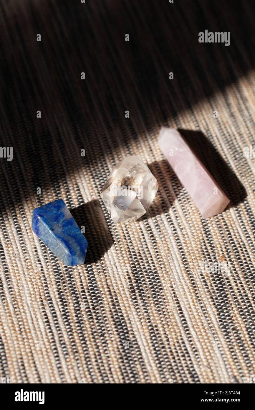 Collezione di chakra cristallo curativo per la meditazione. Concetto di pratica rilassante Foto Stock