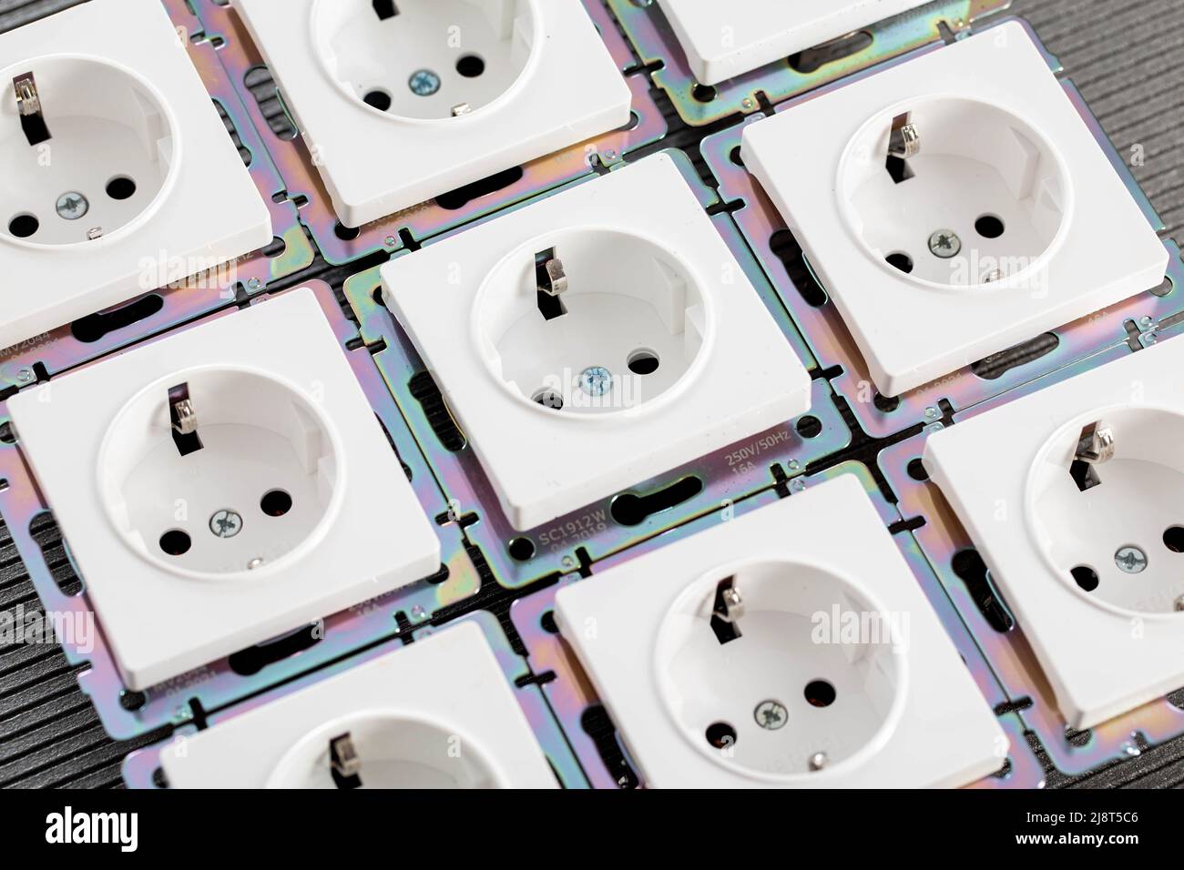 Sfondo da prese elettriche domestiche, primo piano. Il concetto di tariffe e prezzi per l'elettricità. Dispositivo Foto Stock