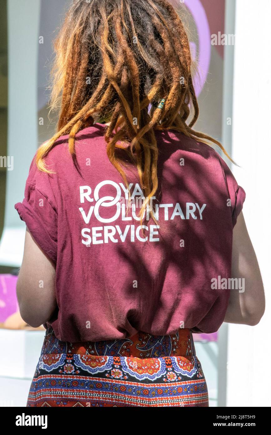 Royal Voluntary Service Charity Fundraisers. Il Royal Voluntary Service mobilita volontari in ogni angolo della Gran Bretagna per sostenere le persone bisognose e l'NHS. Fundraisers pagati di strada a volte conosciuti come chuggers che raccolgono i contanti, sollecitano per gli abbonamenti, le donazioni bancarie e i pagamenti normali nel centro di Preston, Regno Unito Foto Stock
