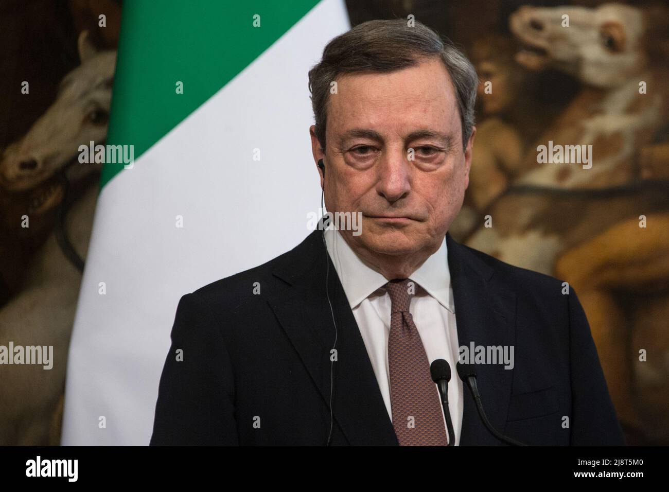 Roma, Italia. 18th maggio 2022. Il primo Ministro italiano Mario Draghi incontra il primo Ministro finlandese Sanna Marin a Palazzo Chigi. Oggi la Finlandia, insieme alla Svezia, ha formalmente chiesto di aderire alla NATO, di cui l'Italia fa già parte. Credit: LSF Photo/Alamy Live News Foto Stock