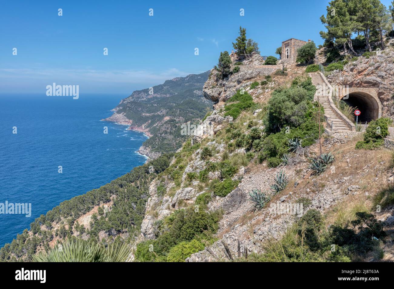 Mirador de Ricardo Roca punto di vista sul Mediterraneo dal ristorante es Grau a sud di Estellencs, patrimonio mondiale dell'UNESCO Serra Tramuntana montagne. Foto Stock