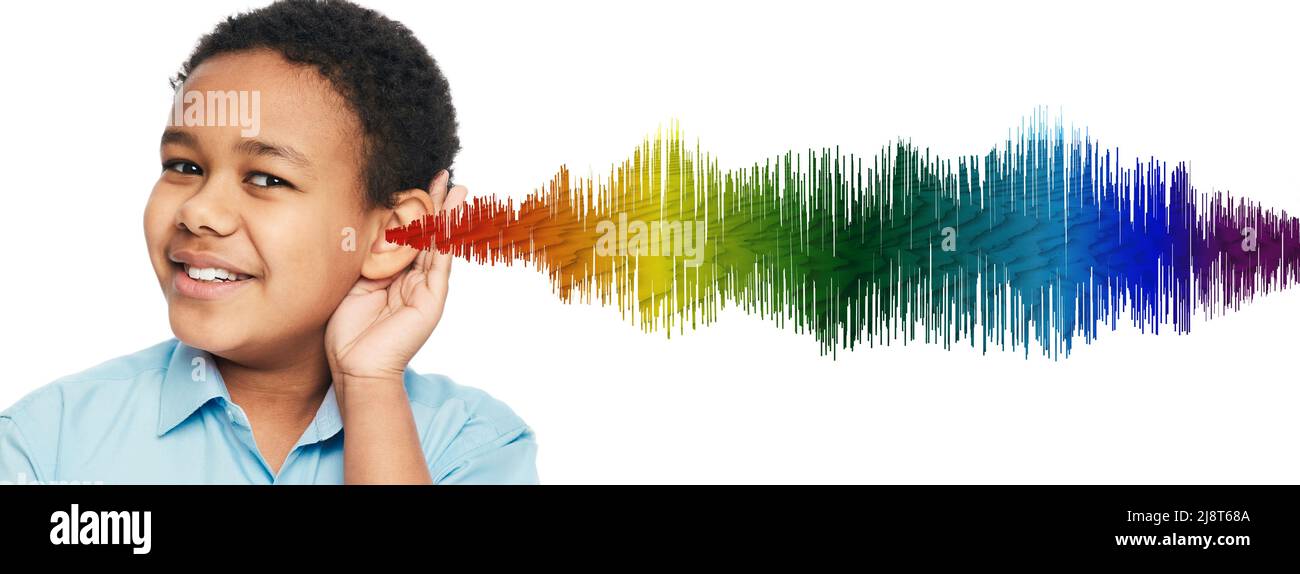 Ragazzo positivo afroamericano con onde sonore colorate vicino all'orecchio che mostrano una varietà di suoni che vanno all'orecchio. Salute dell'udito nei bambini, concetto Foto Stock
