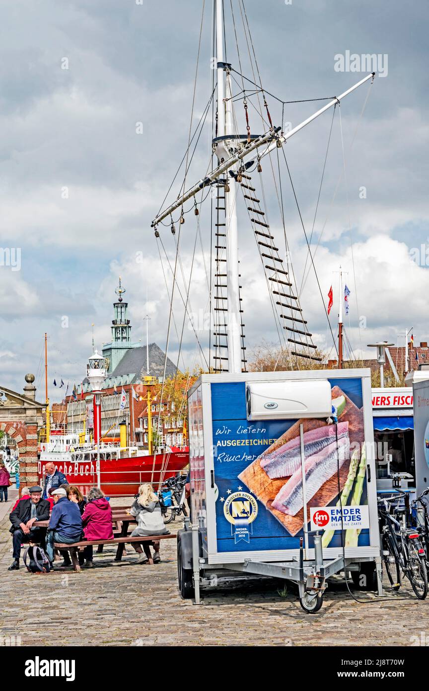 Emden (Ostfriesland, Germania): Merenda all'aringa; Imbissbude am Hafen Foto Stock