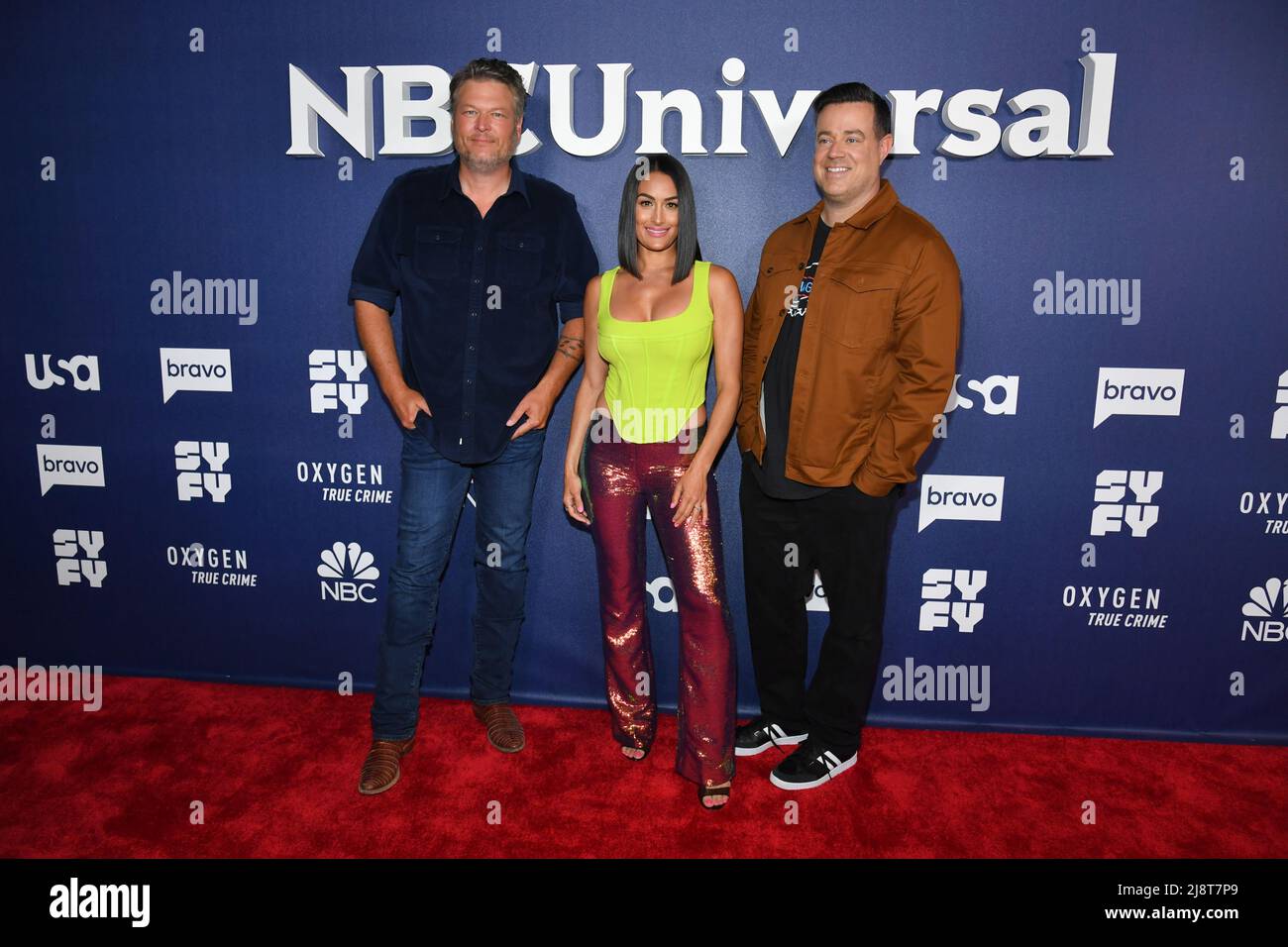 Carson Daly, Nikki Bella e Blake Shelton Foto Stock